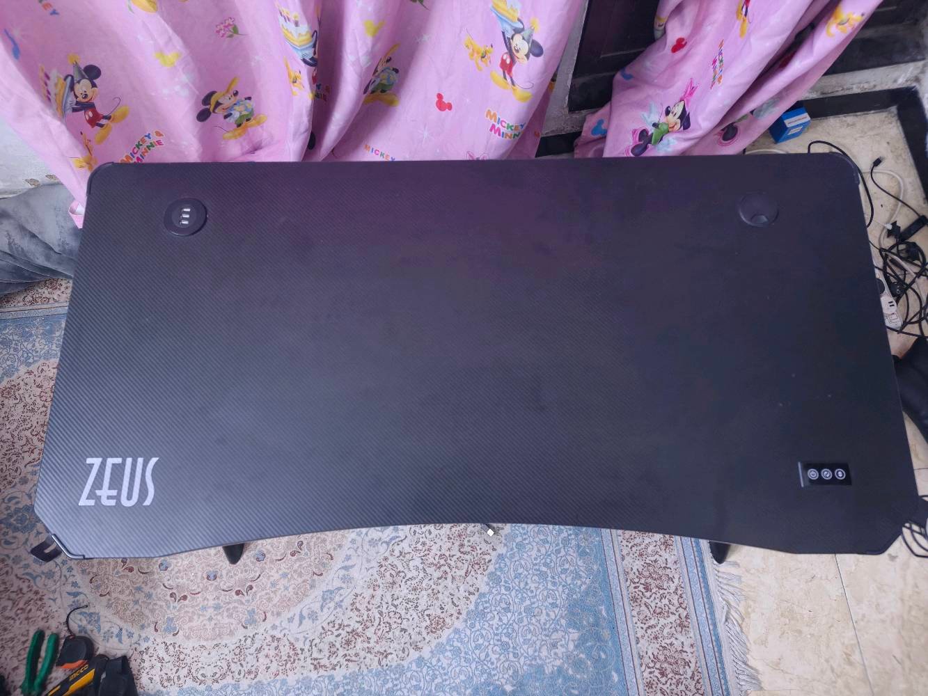 ميز مكتبي • قاعدة المنيوم • ٣ منافذ USB