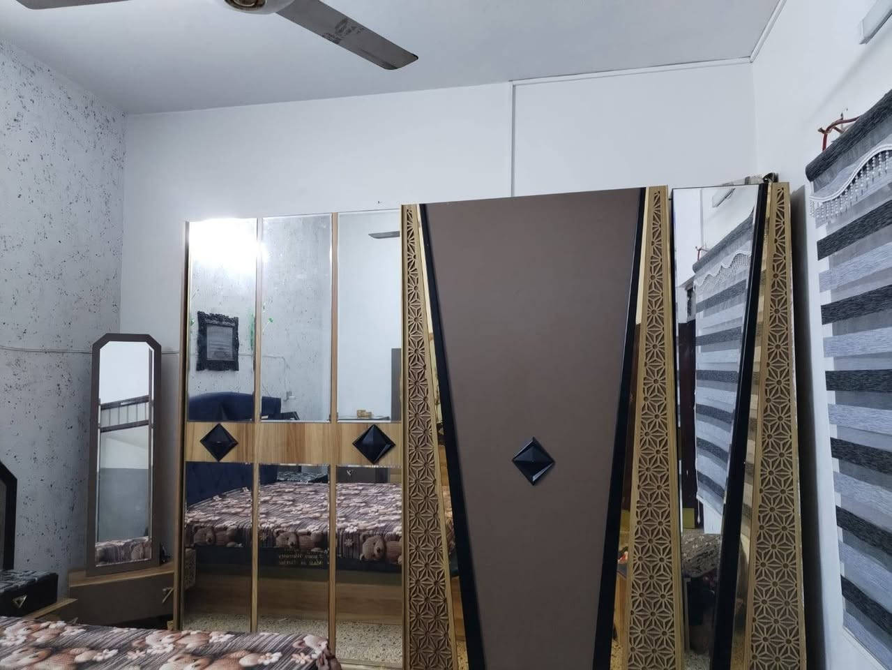 غرفة للبيع بسعر مناسب جدا. الاتصال   ***********

