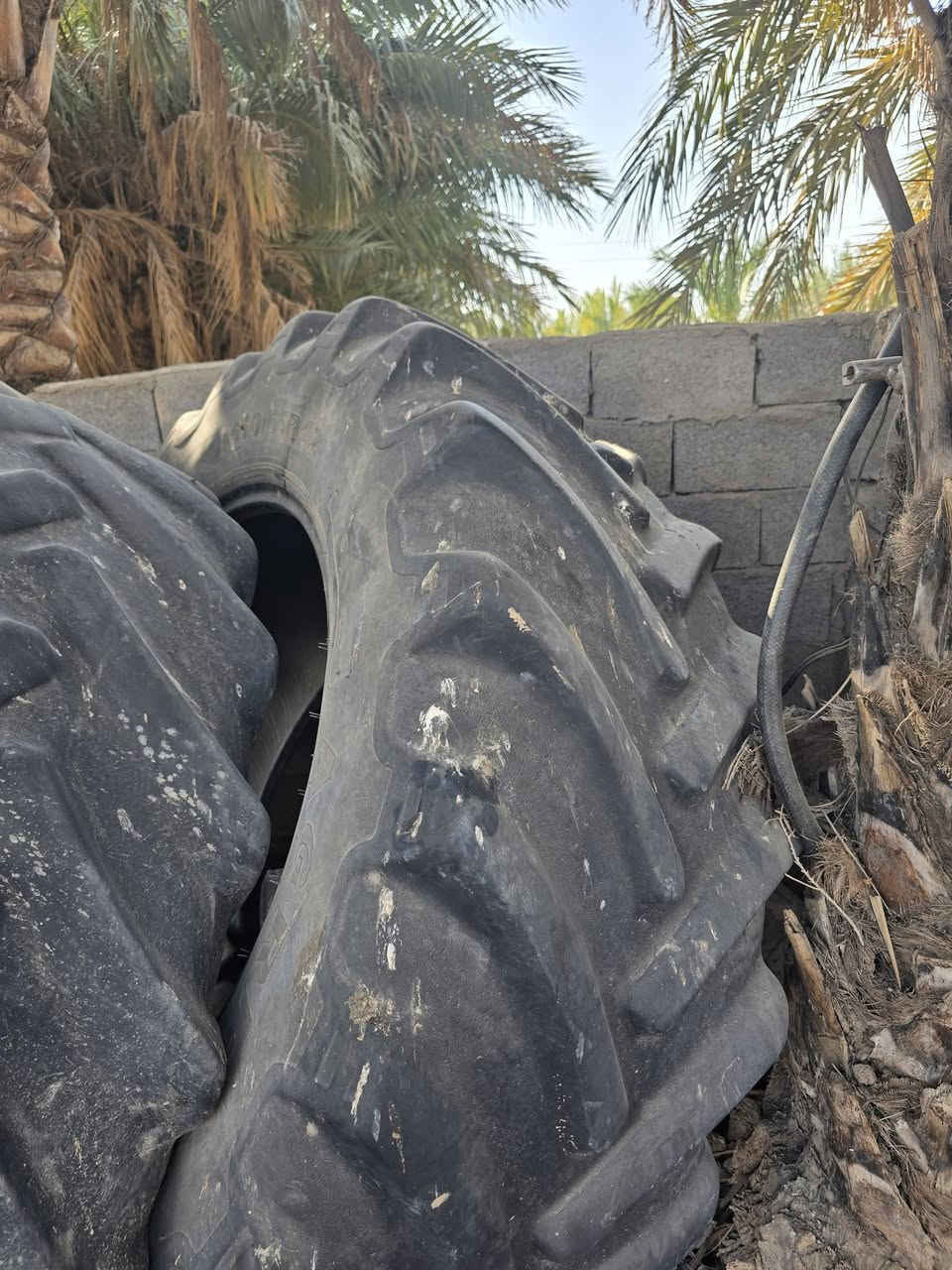 زوج تايرات مال نيو هولند 250 نضاف وسالمات من اي ضربه واحد جوبلس وثاني جوب مكاني نعمانيه ***********

