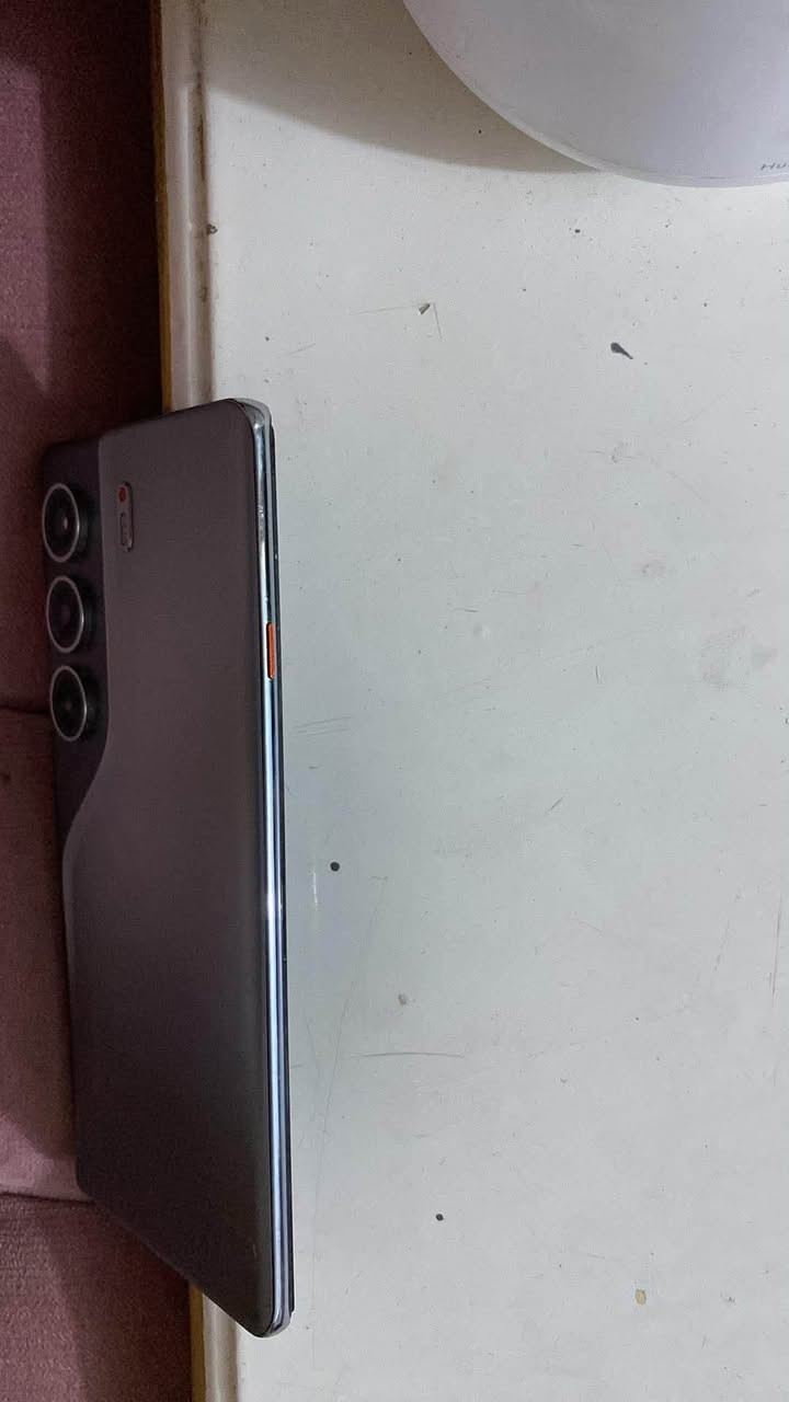 السلام عليكم حبايب تكنو كامون 40 Pro 5G للبيع نضيف فول ماعده الشخط الي بل ضهر  شاحنه ويا بس الكارتون ضايع السعر 310 وبي مجال بسيط مكاني كربلاء حي القادسية ***********
