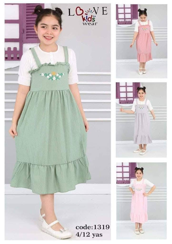 سعار مناسبة نص سعر

نص مكتوب في الصور:
- LOVE kids wear code:9017 4/12 yas
- LOVE kids wear code:1319 4/12 yas