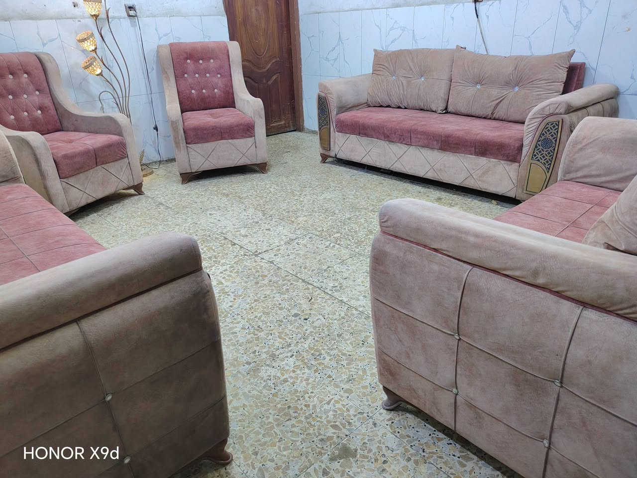تخم تكمه نظيف جدا 10مقاعد ب270الف وبي مجال المكان الوشاش *********** يوجد توصيل بكروة يوجد واتس اب

نص مكتوب في الصور:
- HONOR X9d