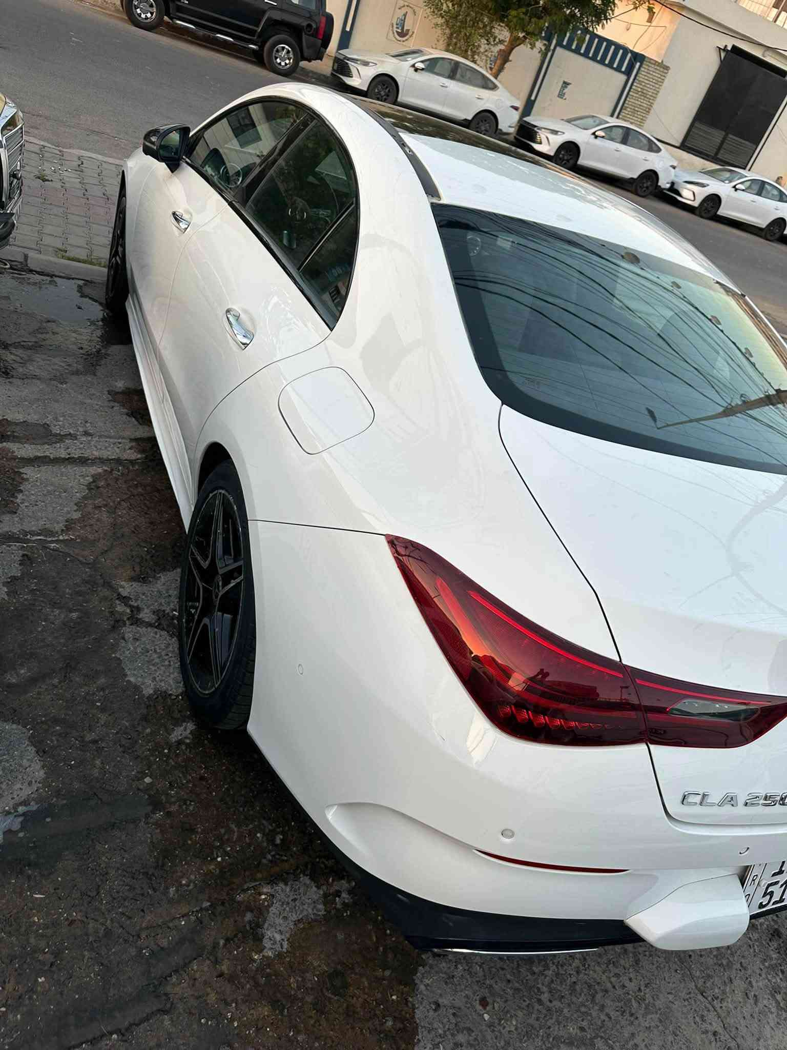 بسم الله الرحمن الرحيم
السلام عليكم ورحمة الله وبركاته 

للبيع – مرسيدس بنز CLA 250 | موديل 2025

المسافة المقطوعة: 39ميل فقط

المواصفات المميزة:
داخلية جلد وشاموة فاخر مع خزن ميموري كهربائي للمقاعد
  أنظمة أمان متقدمة:
رادار أمامي
نظام النقطة العمياء
وسائد هوائية كاملة ( بدون إرباك بشكل طبيعي)
 مقاعد بمساج + تبريد (قطعتين)
 سقف بانورامي زجاجي فاخر
 إطارات أصلية جديدة (Wheel Cap + تخم تاير أصلي)
 شاشة لمس ذكية تدعم أنظمة القيادة الحديثة
 أربع وضعيات قيادة: Eco – Sport – Comfort – Individual
 تشغيل بالبصمة – 4 أبواب
 نظام Auto Hold + فرامل ABS
 إنارة أمامية زينون + LED
 إضاءة داخلية محيطية بـ 63 لون

🔎 الحالة:
 السيارة نظيفة جداً بيها طخطات وحزمتها السيارة جديدة جداً 
 جاهزة للاستخدام 
التفاصيل اكثر ***********

