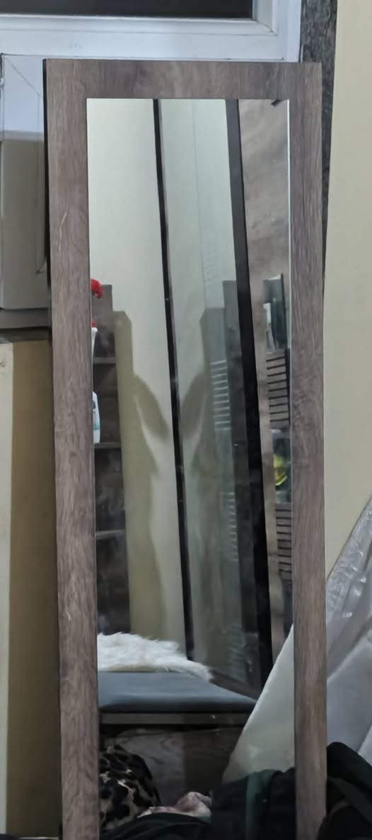 غرفه اخشاب للبيع السعر 900وياها دوشك للتواصل عل الرقم ***********
