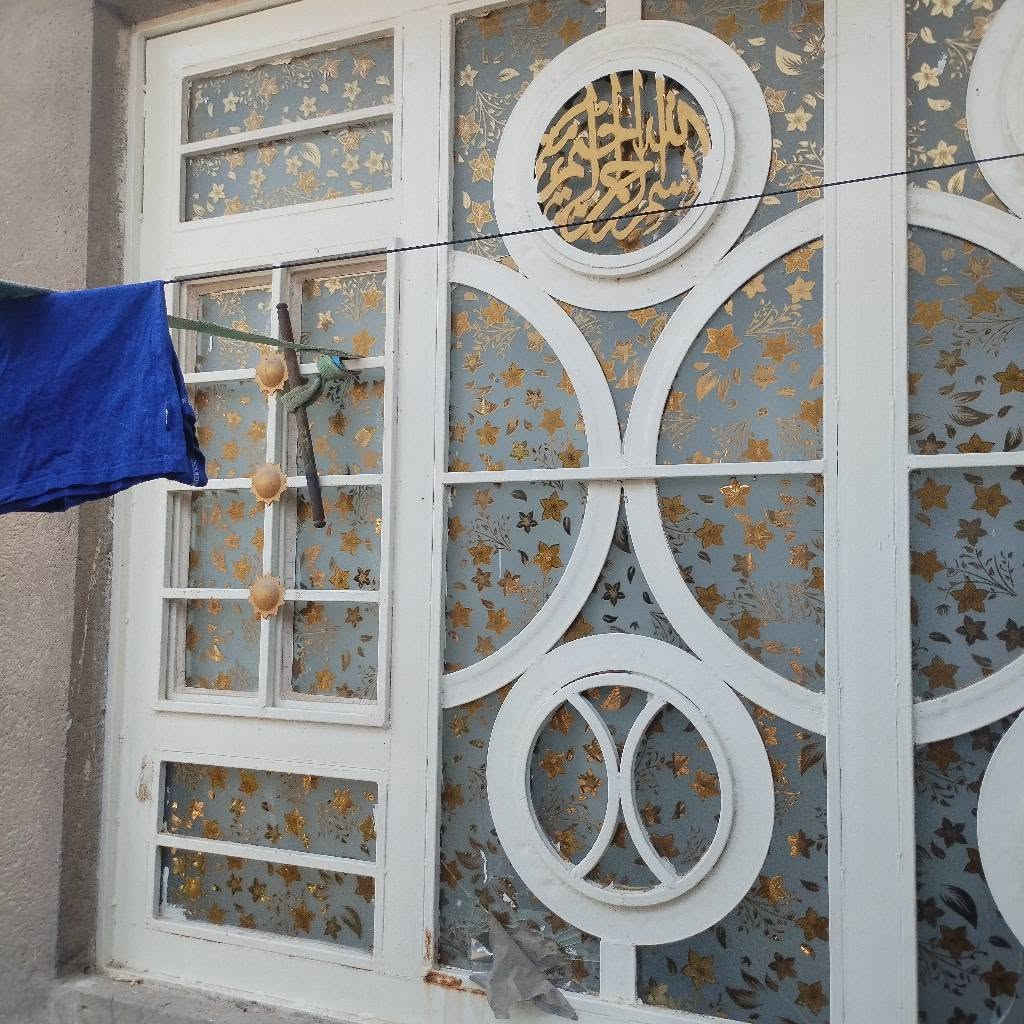 السلام عليكم عندي شباك حديد تزكام قياس الطول مترين ونص والارتفاع ١٨٠ نظيف كلش وحديد ثقيل للبيع مكاني حي الحوراء رقمي ***********
