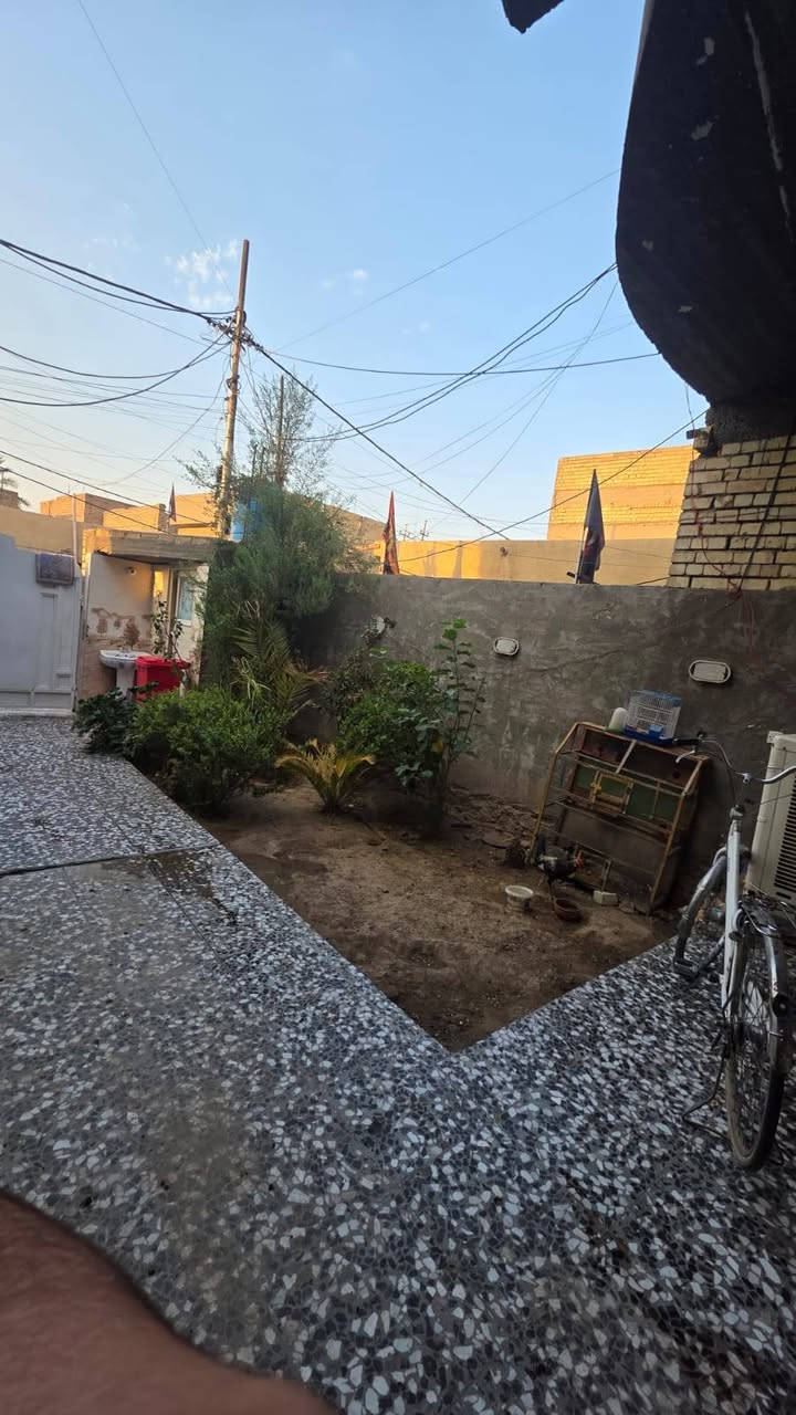 سلام عليكم بيت للبيع طابو صرف المساحه 180 متر البكان شارع المحد الشارع المقابيل مطبعه القزاز ثالث فرع البيت يحتوي غرفتين وصاله ومطبخ وحمام داخلي وحمام خارجي البيت جديد السعر 180 وبي مجال للستفسار ***********
