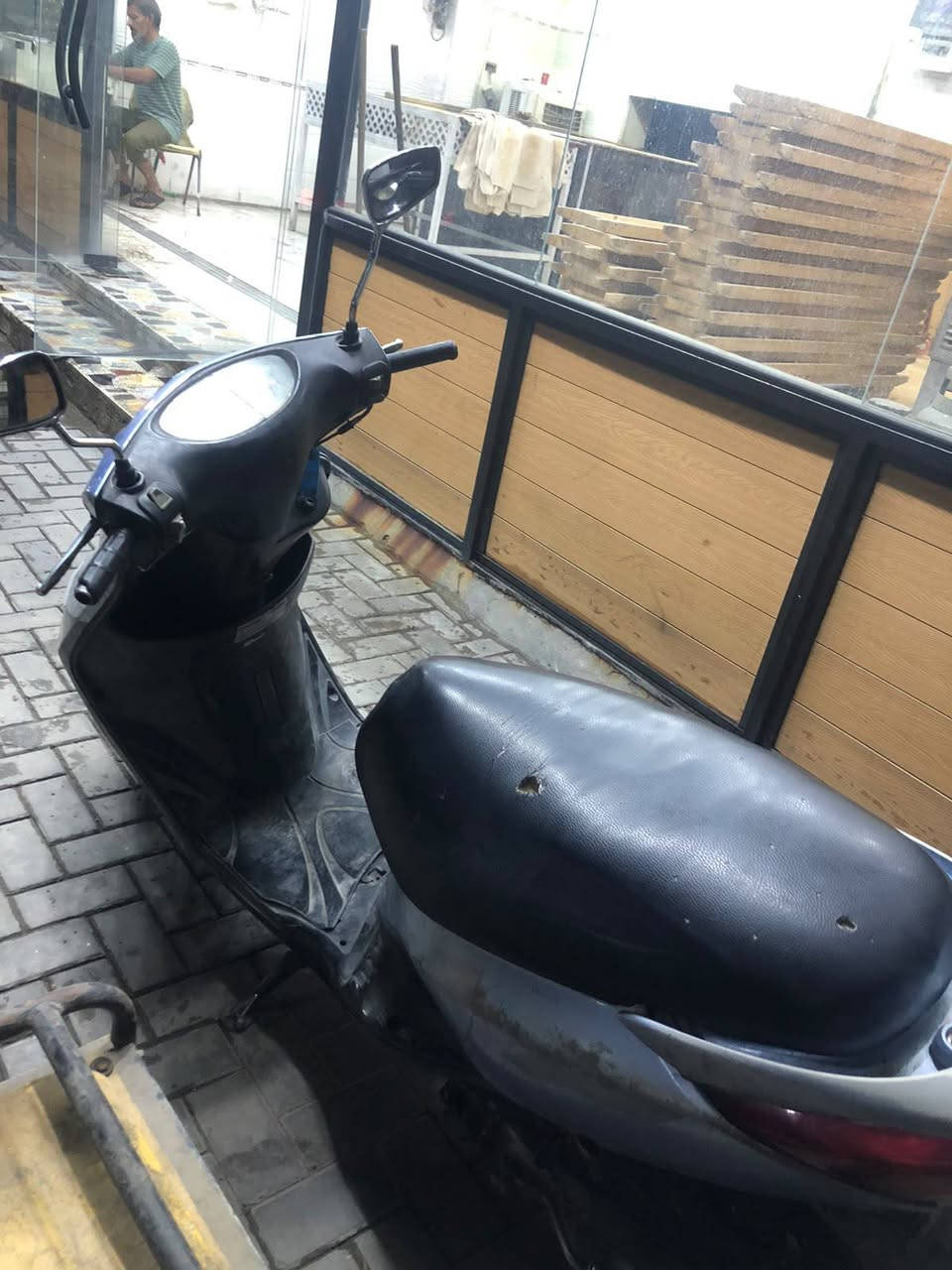 سلام عليكم دراجه بريز للبيع 📍 دراجه بلاديه ما بيها اي شي تجاري المكينه مفتوحه مره وحده ومختمه ختم واحد 💯دراجه بيها صوت كلج كلش🚧 خفيف .دراجه حلوه ونضيفه بس ما عندي مجال اغسلها .. وما نقصها اي شي بس مجرد ما احتاجه وردت أبيعها ... سعرها .400.ومكاني بغداد كفاءات أو شماعيه *********** 📞تواصل واتس فقط 🚨
