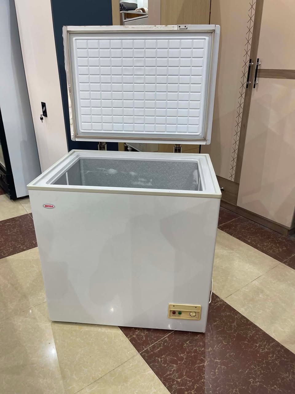مجمده مستعمله حجم 10 قدم نوعيتها تركي شرط الشغل بلكامل نضيفه كلش مبيها اي عيب فقط بس مشحونه غاز مكانها تكريت شارع الزهور للاستفسار ***********
