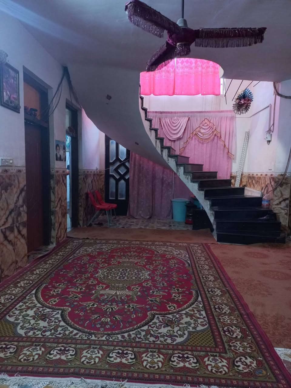 دار للبيع بمساحة ٢٠٠م طابو ملك صرف بغداد النهروان منطقة الالف حي الاحرار قرب شارع المستشفى ٣ فرع منطقة هادئه وخير من الله بناء حديث طابق واحد كامل خدمات  يتكون الدار من 

🔹️مدخلين استقبال كبيرة

🔹️مطبخ كبير

🔹️صالة كبيرة درج دوار 

🔹️غرفتين نوم ٥×٤

🔹️منور وترك حرفL

🔹️صحيات 
📍الدار مكيش بالكامل +السطح وبيتونة كبيرة اشتايكر
♦️للأستفسار عن السعر وباقي التفاصيل الاتصال
***********📲
 
المجتبى للأستثمار العقاري 
#بيع_شراء_عروض
