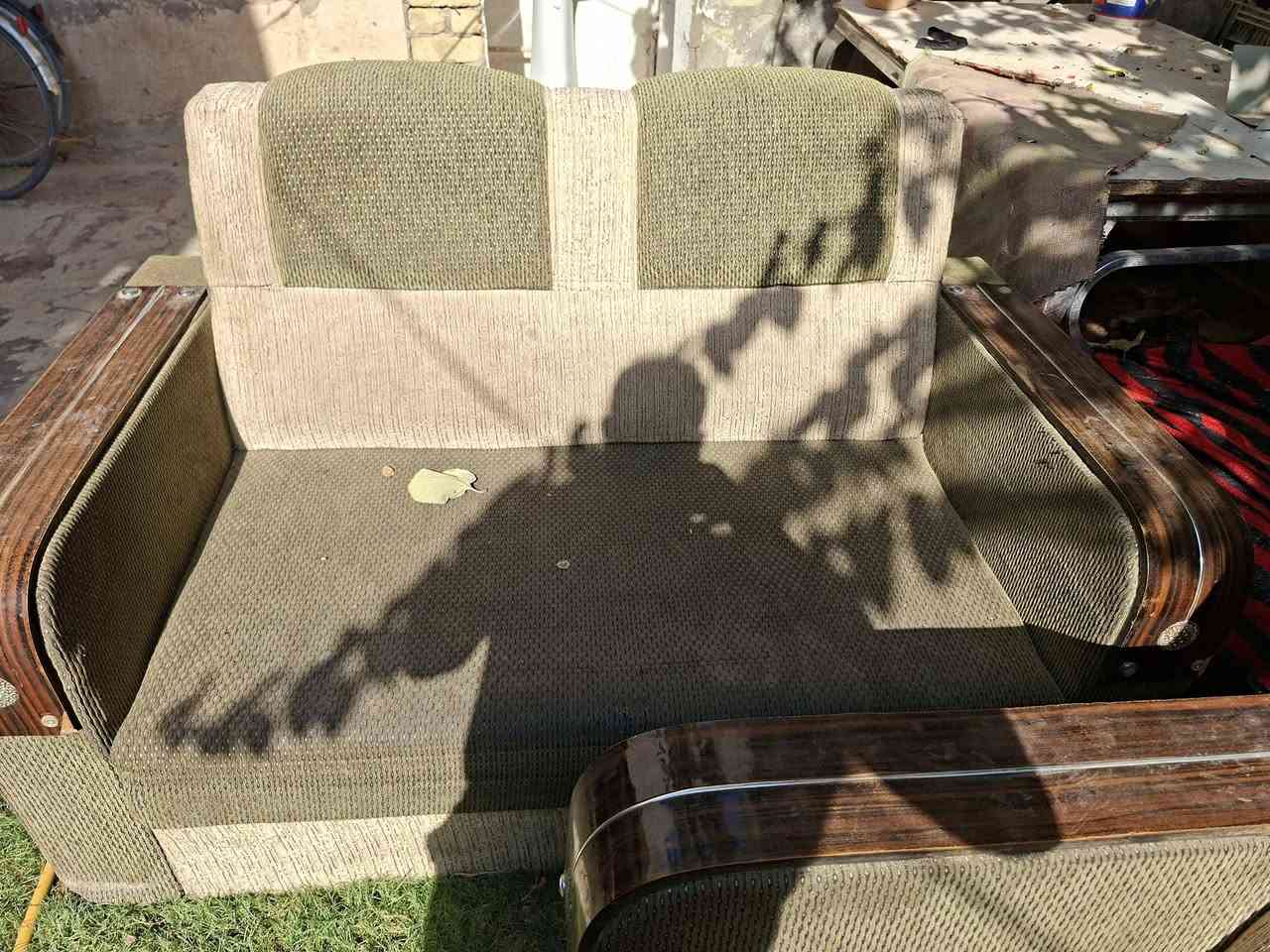تخم ثلاث قنفات وكرسيين
خشب بلوك جدآ قوي واي كسر مابي يحتاجله غسل فقط 
رايده 150 وبي مجال 
***********
