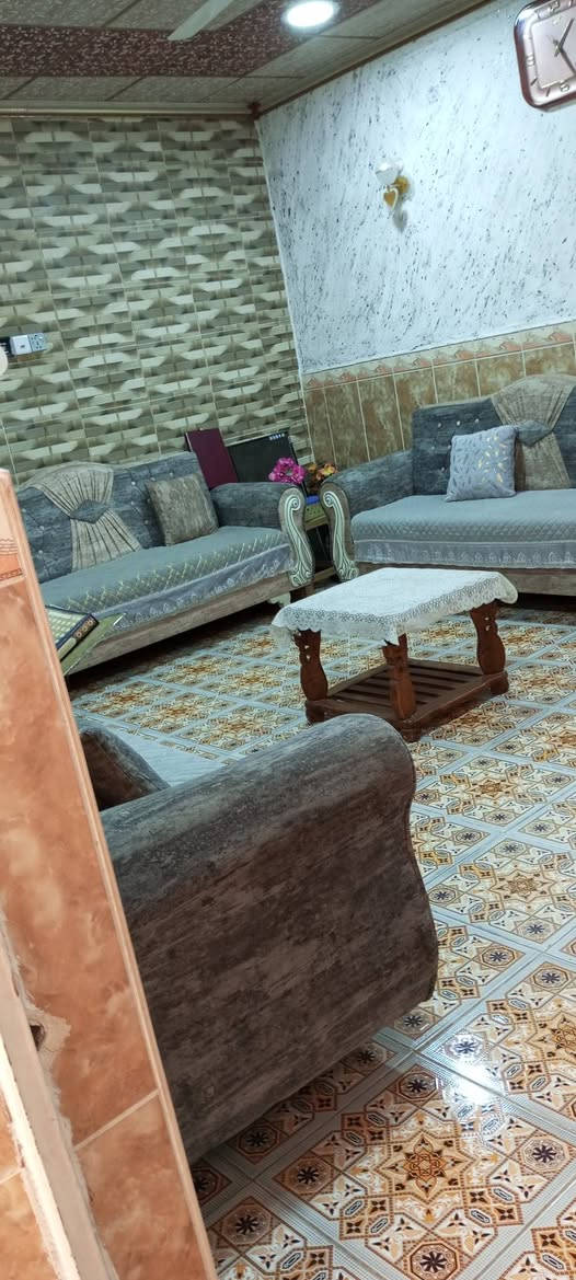 السلام عليكم.  بيت للبيع مساحته200م يتكون من استقبال وهول ومطبخ وغرف نوم2جوه و2فوك وصحيات العدد4 طابو زراعي عنوان بعقوبه سبعه نيسان للاستفسارعلى الخاص او الاتصال على الرقم ***********
