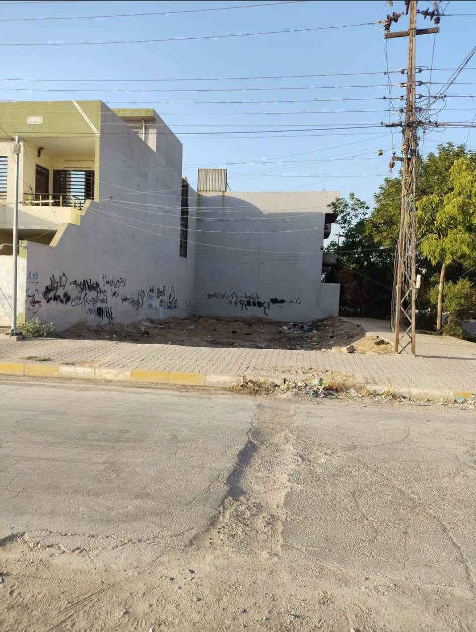 قطعه ارض طابو 200 متر ركن صايره على شارعين عشرين 
موقع حي العسكري قرب مدرسة بغدا كول 
السعر 150 مع المجال 
ملاحظه تباع كامل او نصف القطعه 
للاستفسار الاتصال ‏‪***********‬‏☎️

نص مكتوب في الصور:
- ***********