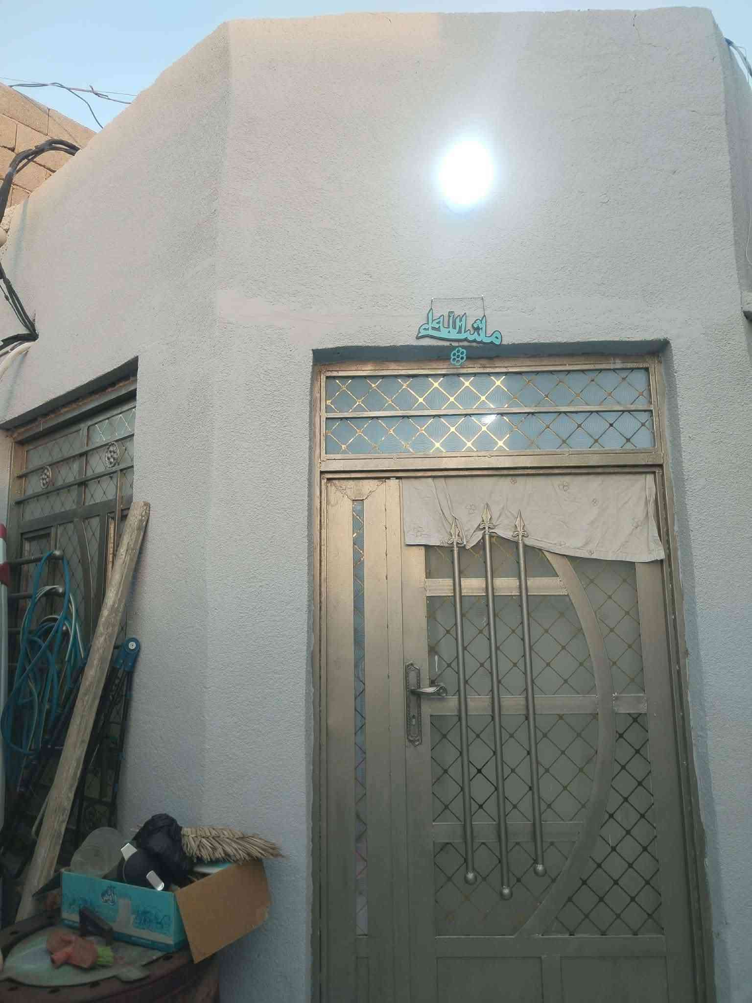 بيت للبيع مساحه 100عقد 35 يحتوي على غرفه صاله هول مطبخ صحيات  بناء جديد  عنوان كرادة قرب جامع فتح المبين  سعر 35وبي مجال ***********
