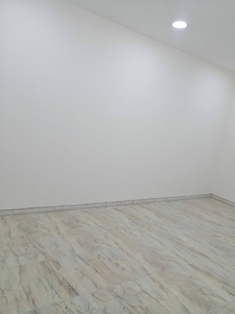 شقه ارضيه معزوله عزل كامل للايجار في الاعظميه شارع عشرين قرب مسجد انيس تحتوي على طرمه وغرفتين وصاله وخدمات والسعر ٥٠٠ للاتصال ***********
