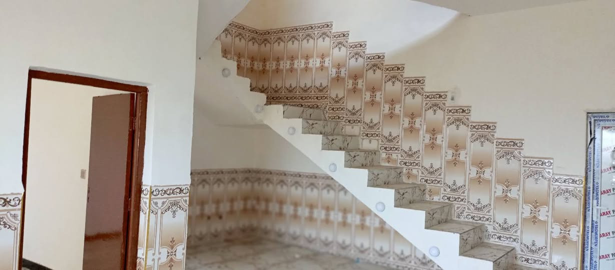 السلام عليكم 

بيت طابقين في منطقة الوافدين الواجهيه الاولى  الطابق الأول كامل و الطابق الثاني غير كامل عوز بس لبخ و كهربائيات 
 
المساحه 150 متر 

ويحتوي على 

استقبال + صاله + غرفة نوم + مطبخ + حمام داخلي + وصحيات خارجيه 

للستفسار عن سعر البيع الرجأ الاتصال على الرقم التالي 
‏‪***********‬‏

***********
