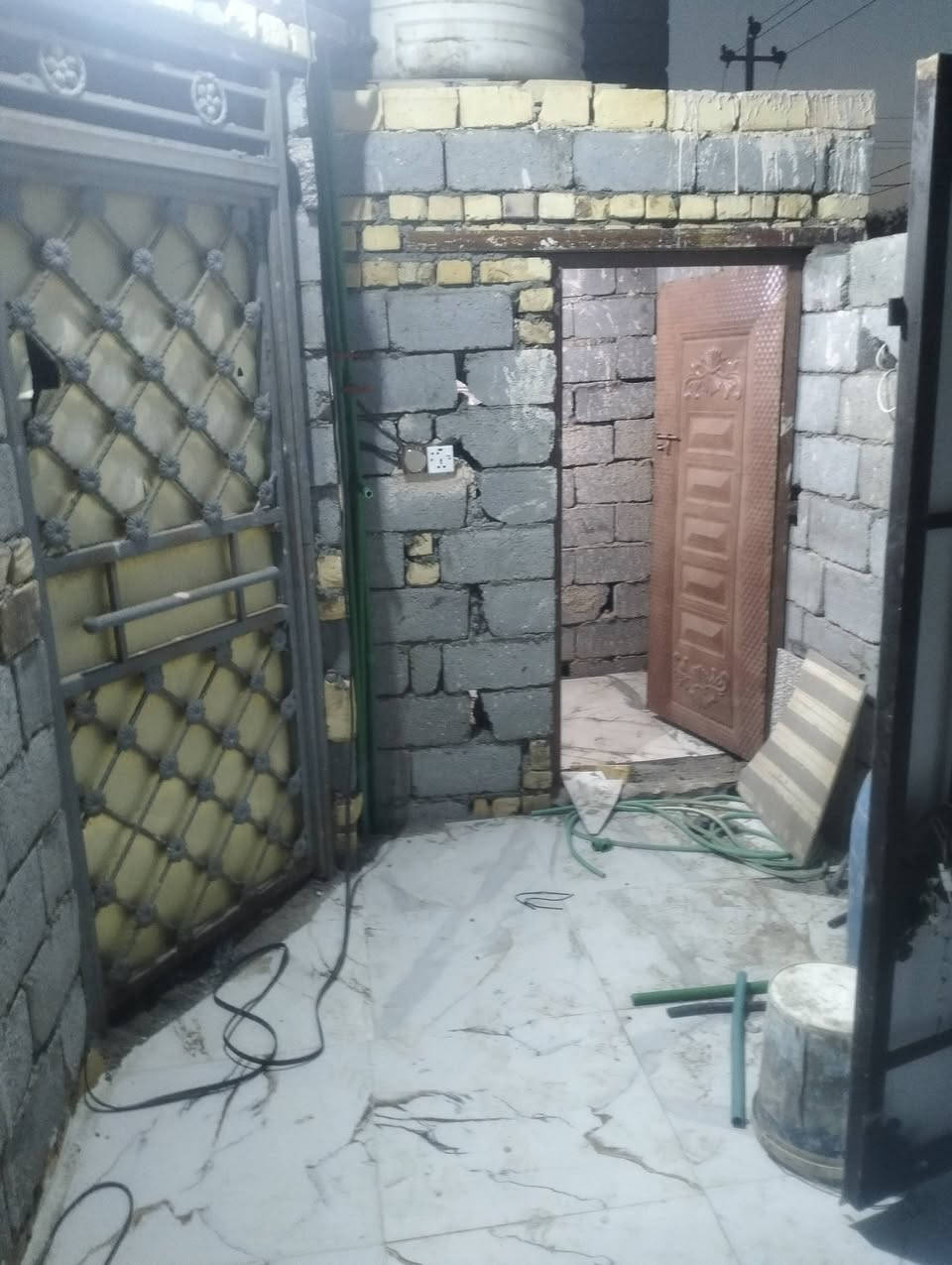 بيت زراعي 100متر مدينه الصدر خلف الروف الشراي يتصل***********
