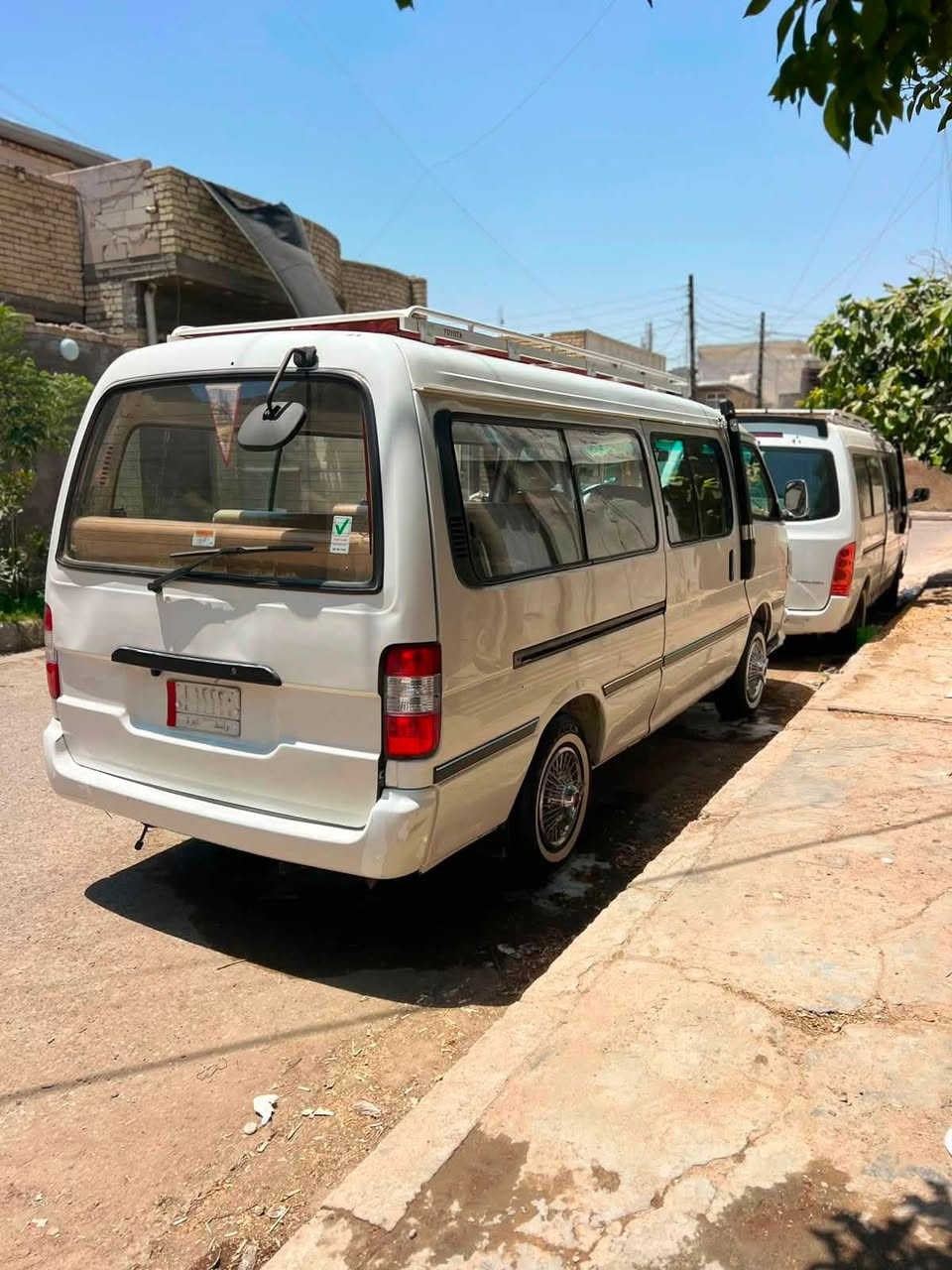 سلام عليكم فتوان موديل 14 سياره جديده معنه كلمه بيها شخط بل طويله جوه جامه ورصعده بل جنطه مكينه واكسن جداد ومكينه هستوني شادها صدر امامي وخلفي جديد داخل جديد كراسي محور 18 نفر سياره كامله ع اخر حبايه سيبايه تزريف شوته سبايدرات امامي وخلفي شاشه تاب  مكان بغداد حي جهاد سعر خاص رقمي *********** واني خادم الشراي مو شراي لحد يكسر بحلال عالم فدوه

