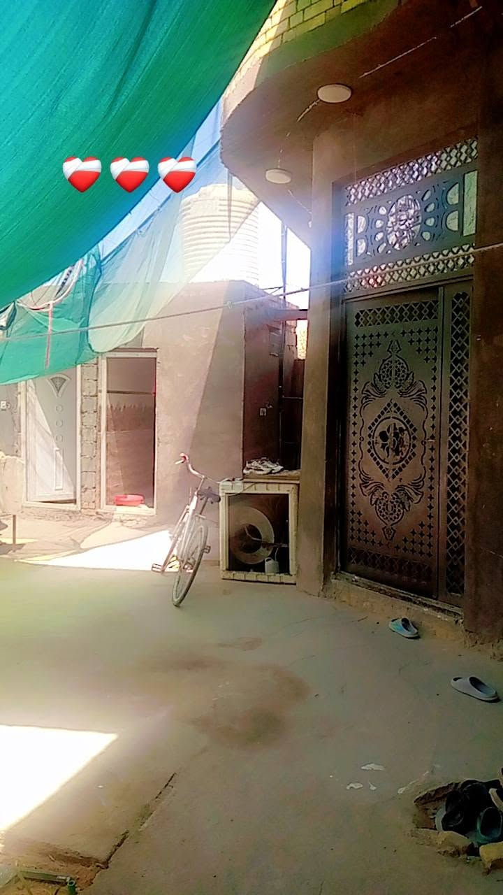 قرب مدرسه صفي الدين بمسافه عن مجمع بشير..
مساحة 220 متر بناء بلوك كهربائي كونكريت سطح وبتلوا غرفتين وصاله وديوانيه ومطبخ وحمامات داخليه وخارجيه 
السعر ( 70) مع المجال... 
التواصل على الرقم 
***********
