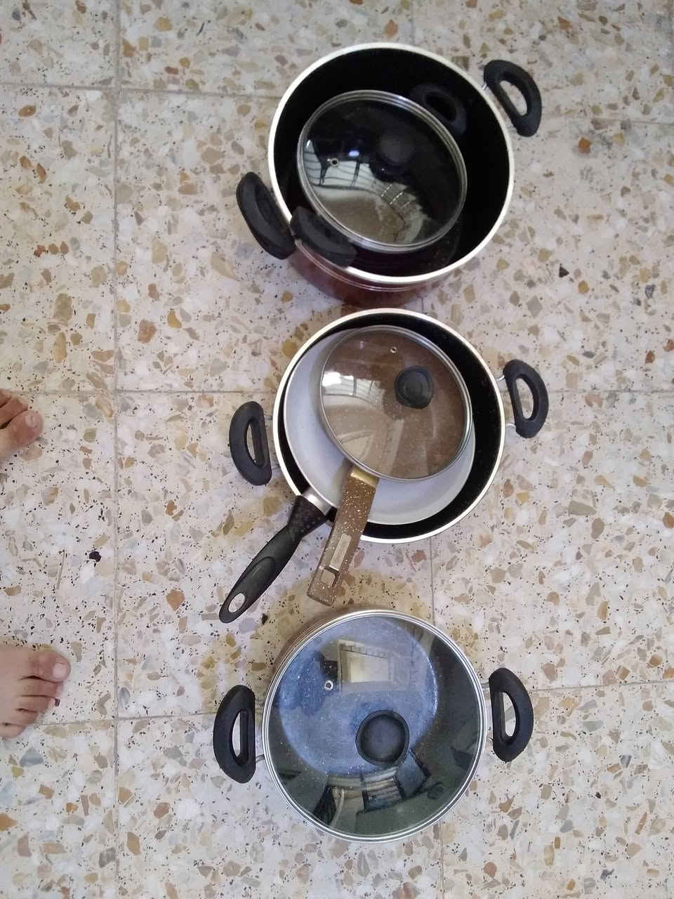 السلام عليكم عندي هاي الجدورة و الطاوات البيع نضيفات كلش مكاني الشعب ***********السعرة٣٥ الف نقص بس قبقين ٦ قطع
