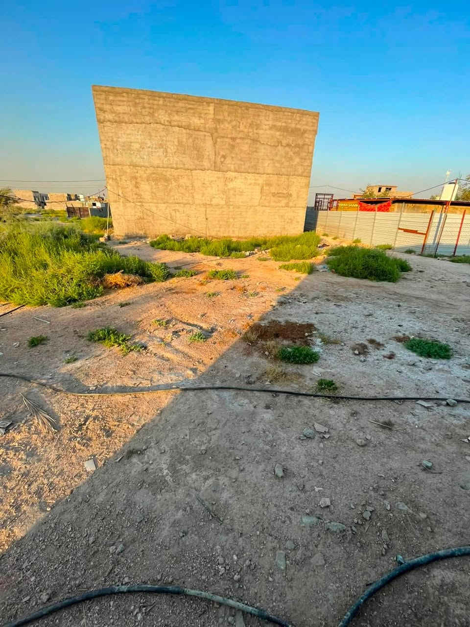 السلام عليكم
بيع قطعه أرض مستعجله

العنوان هورجب شارع المفاليس مساحه 300

 سند 25

شارع مكصوص هل  ايام يتبلط مفروش سبيس ماء كهرباء واصللها

للاتصال....***********
