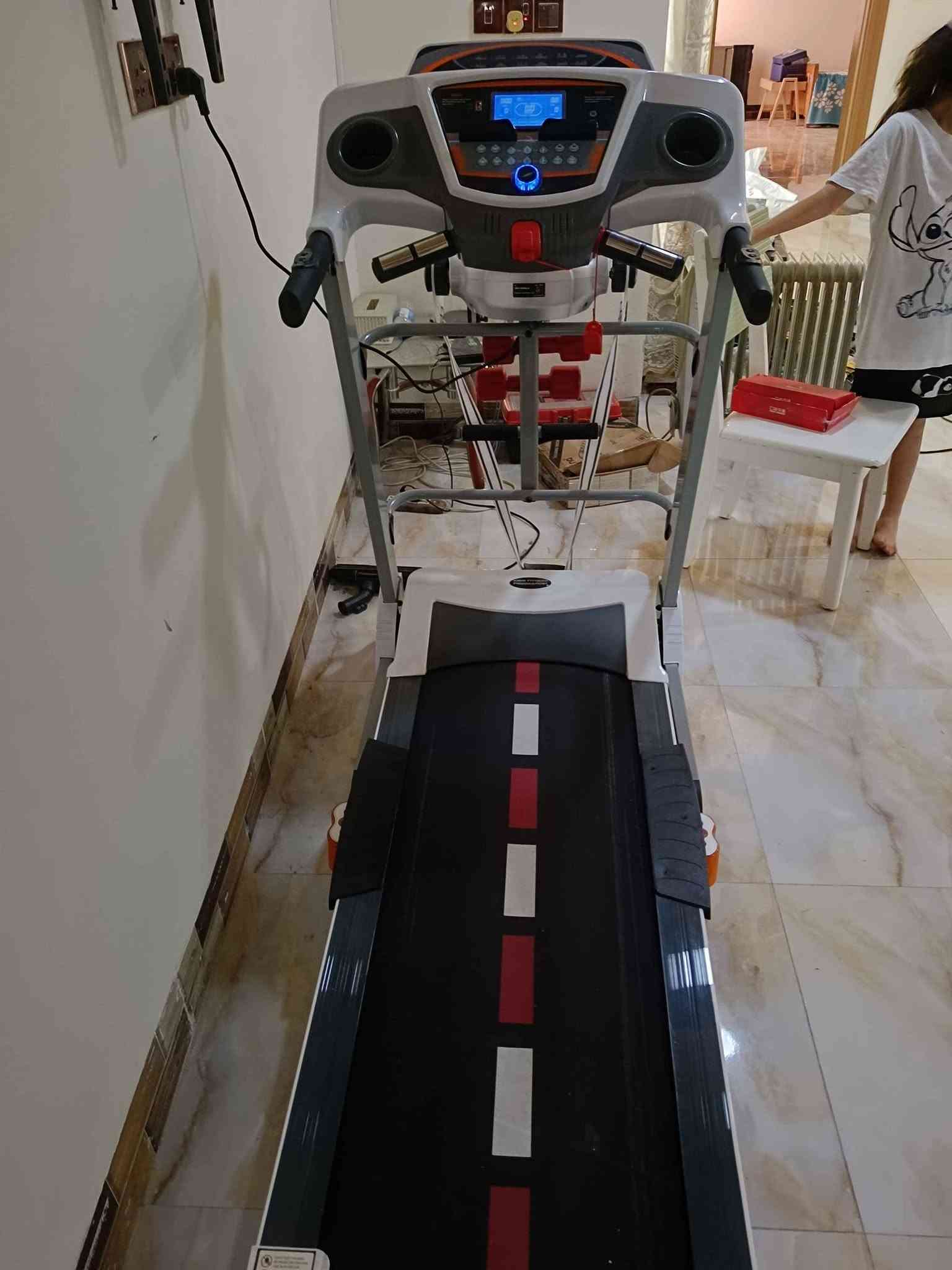 جهاز الجري والسرعة لتخفيف الوزن جهاز جديد بمعى الكلمة مستخدم قليل جدا يتحمل وزن لحد 130 الجهاز يحتوي على جهاز هزاز لتفتيت شحوم البطن مع دمبلصات عدد 2 مع جهاز ملحق لفر الجذع  علما ان الجهاز صناعة فاخرة وفيها سماعات اواكس وحساس التوقف المباشر في حالة السقوط ويوجد في الجهاز تمارين المعدة مع تثبيت القدمين الجهاز في كركوك منطقة حي العسكري السعر 350 قفل للاتصال على الرقم *********** كركوك, العراق
