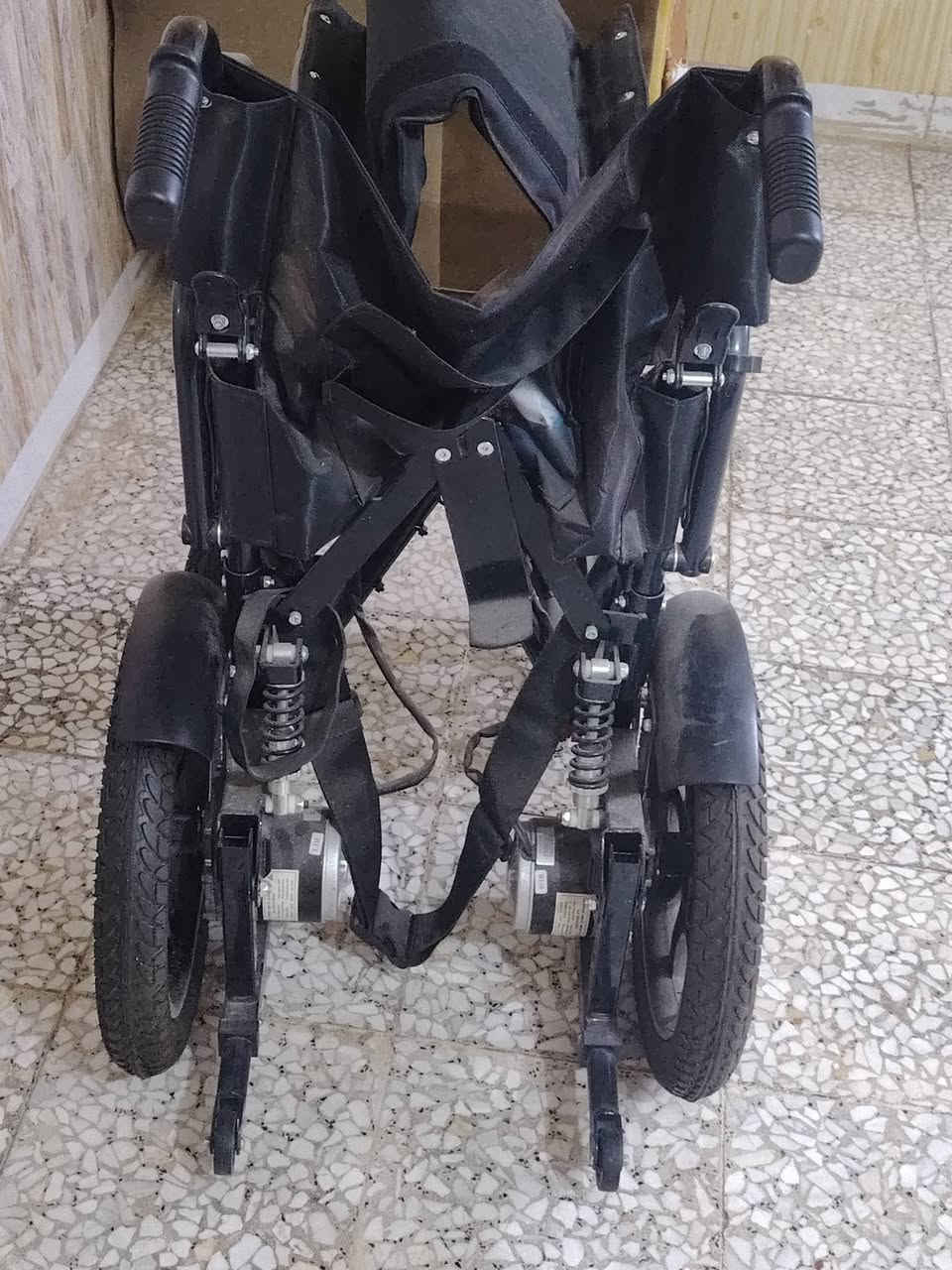 سلام عليكم متاح كرسي متحرك البيع او تماتيك بعدهه بل باكيت وهاذ الرقم ***********
