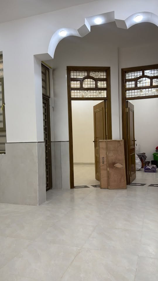السلام عليكم بيت مساحة ٢٠٠ عنوانه حي المهندسين (حجي حسن) قرب كلية الامام الكاظم البيت غير مسكون بناء حديث هسه خلص كلة طابوق السقف كونكريت شغل درجة اولى من سراميك الى باقي التفاصيل اي استفسار اتصل على الرقم ‭***********‬

