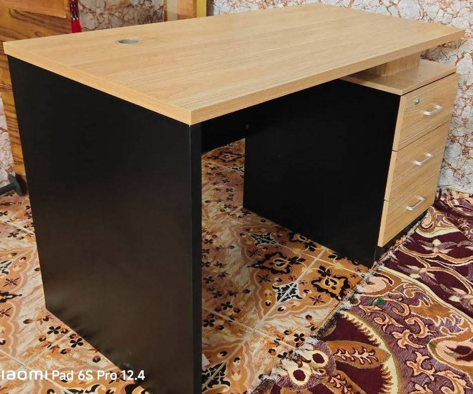 سلام عليكم 
ميز للبيع نظيف جدا جدا
سعر ٩٠ وبي مجال 
*********** عمارة, ميسان

