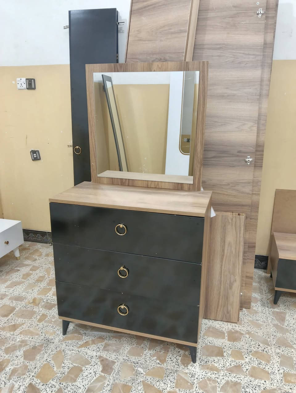 غرفه تركيه نضيفه كلش 5قطع صبغ حراري وكنتور ابواب السعر 350وبيه مجال اتصل على الرقم //***********//***********//مكان فلوجه
