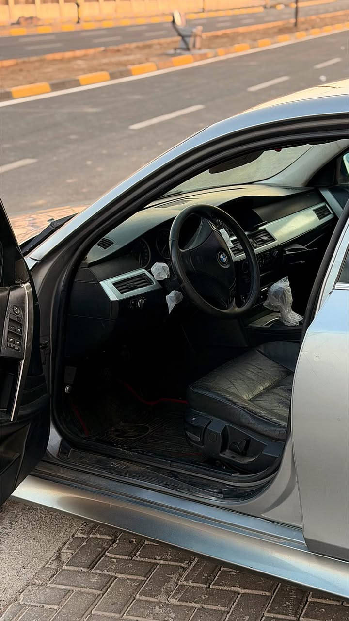 E60 series 5 

Model : 2006 > 2010 

Ger : bas tomatic 

525 dabll dejetall 

Nauzll kurty marghub 

Ger makena bashart 

7izam nia u saqfy bashart 

Be da3mu ledrau 

Body kid (M5) 

3atar je se ' hawena batman 

Bally sar snduq M5 ' qapax layt

Fitpamp ' nauzll ' plak 

Battry ' dabll ' desk nweya 

Shutay sport ' panka karabaey 

Kushn jld u karaba u dasty 

Bluetooth ' Aux 'Radio / 8 sama3a 

4 tayay 80%'y la zheraya 

Aqllakay barmajay( russi ) lasara 

Sayaraka saxa u m7awara wak bilad 

Lauash harzantr habu bekRa 

Nrx : 61$ majaleky brayanay tyaya 

Bo zanyare zyatr chat bka yan talafon 

*********** السليمانية, العراق
