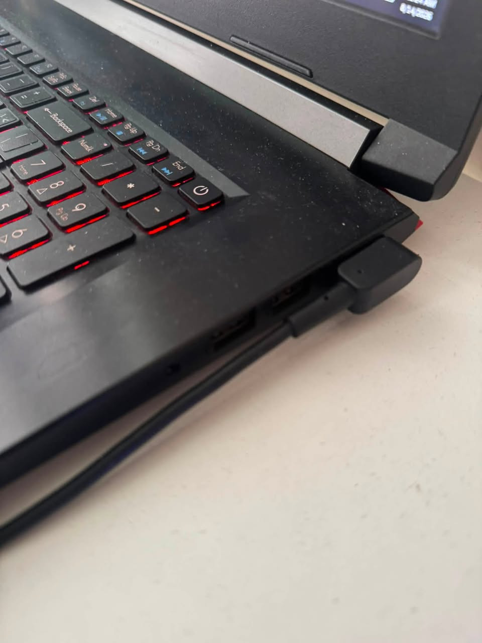 بسعر 300,000 الف
مواصفات
Gtx 1050ti
Ram:24gb
I7:8750
Ssd:256gb
Hard:1tb 

بيه مشكله مدخل usb+aux ميشتغلن الجانبيه بيه قطع بالكونكتر بس مدخل واحد وحاطلهم ادبتر

ولكن الجهاز يشتغل طبيعي والعاب ايضا عنواني بغداد حي الجهاد
***********
