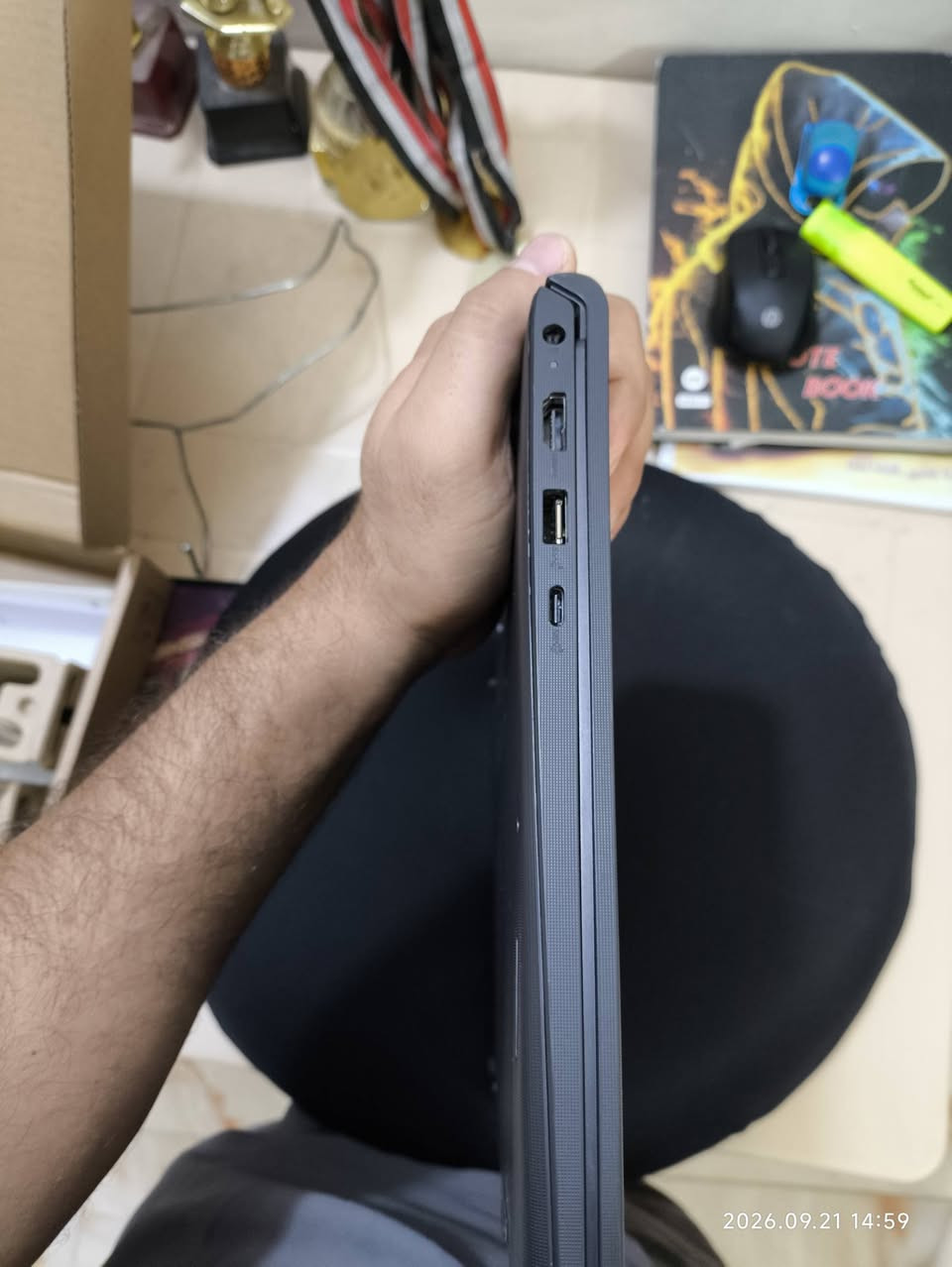 لابتوب ديل الجيل 13 (Dell Vostro) أخو الجديد للبيع 💻
سبب البيع جبته للبحث مال تخرج قبل 6 أشهر وتخرجت وكملت وبعد ما احتاجة
جبته بوقتها بسعر 650 ألف
المواصفات:
الموديل: Dell Vostro 15 3530.  
المعالج: Intel Core i5 الجيل الثالث عشر (i5-1334U) - أداء جداً سريع وممتاز.  
الرام: 8GB.  
التخزين (الهارد): 512GB SSD NVMe (سريع جداً بفتح الويندوز والبرامج).  
كارت الشاشة: Intel UHD Graphics (مدمج).  
المنافذ: يحتوي على منفذ Type-C، منافذ USB عادية، HDMI لربط الشاشات، منفذ إنترنت LAN، وقارئ رامات (SD Card).  
الملحقات: اللابتوب بكارتون الشركة ومع الشاحن الأصلي.  
حالة الجهاز:
اللابتوب نظيف جداً واستخدام حشمة (أخو الجديد) كما موضح بالصور، ما بي أي مشاكل، كيبورد عربي/إنجليزي، والشاشة حجم 15.6 بوصة. الجهاز مفرمت وجاهز للاستخدام.  
السعر: [550,000]
المكان: بغداد - (الگريعات)
للتواصل: ***********

نص مكتوب في الصور:
- 2026.09.21 14:59
- 2026.09.21 15:00