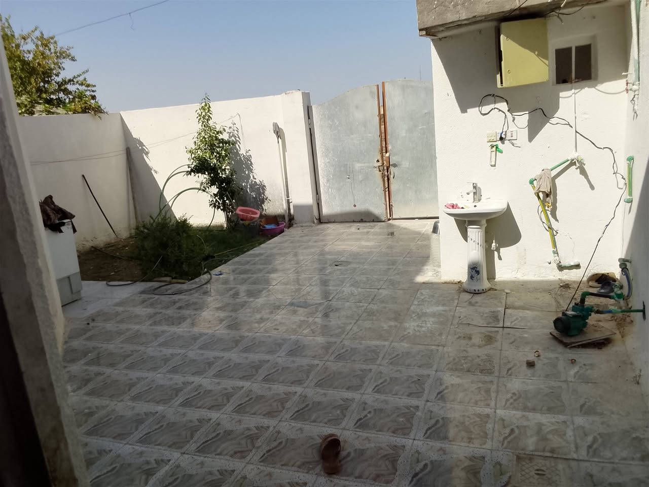 السلام عليكم بيت للبيع طابقين مساحه 200 طابو زراعي 25 يتكون من غرفتين صاله مطبخ استقبال البيت جاهز من لبخ بياض ارضيه من كلشي  الموقع طريق العويسات شارع البزل جاهز من كافة الخدمات السعر مناسب جدآ تواصل خاص او ***********
