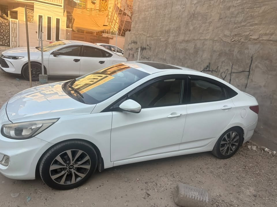 اكسنت ٢٠١٦ خليجي
ماشية ٩٥ والسيارة بدون حادث فقط رصعات بالجانب الايمن مثل ما موضح بالصور وبدون قطرة صبغ 
والسيارة فول فتحة سقف وتحكم ستيرن وكامرة وحساسات
السعر ١***********٢٧
