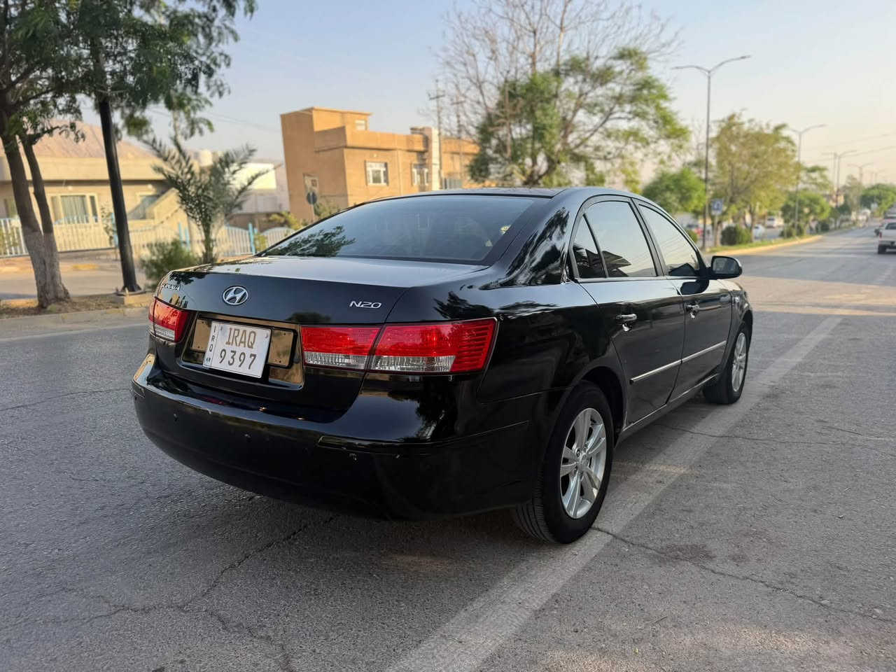 سؤناتا ته خت  مۆدێل ٢٠٠٩
بڕاوەی دوبە ی تازه داغل بئ كؤد
سە قف و کە ڤە ری بە شە رت 
سه قف و  سندوق و بۆنیدی بۆیاخ نییە 
مە کينه  ٢٠ دووش بە نزین يه ك برغؤي نه كراوه تؤ 
چاڵ و قوپاوی و شە پۆلی نیە بۆیاخی ڕقم یە ک بغداد 
سه ياره كه له ڕوبە ڕو زۆر لە ڕە سمە کان جوانترە 
١٧٠ هە زار ڕۆشتوە تامي شه ريكه ي تيا ماوه ته وه 
گێڕ و مە کینە و تە برید و کارە بی و تەقەوڕەقە ی بە شەرت 
کامل کامل مە سرە فی کراوە بۆ نوقسانی مە گە ڕێ باي ٢٥٠ 

شوین : دە ربە ندیخان 

سعري ٥٢ گه ڵا و معامه له 
*********** :   viber  :   watsapp

