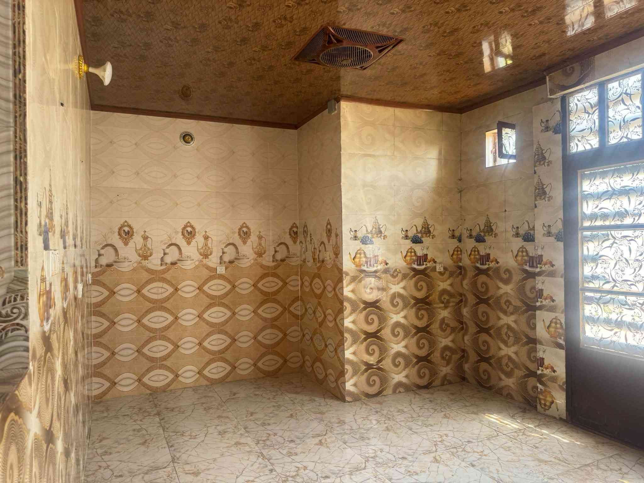 بيت للإيجار ٢٠٠ متر مجمع بيتي الثاني طابق واحد يتكون من غرفة نوم وصالة صالة ومطبخ واستقبال وحديقه سعر الايجار ٣٢٥ شامل اجور الماء والكهرباء اتصال ***********
