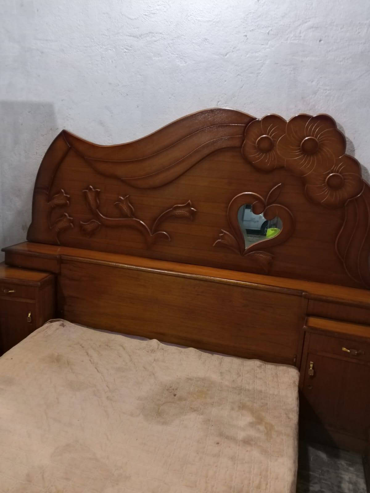 غرفة ست أبواب • صاج داخل وخارج • توصيل