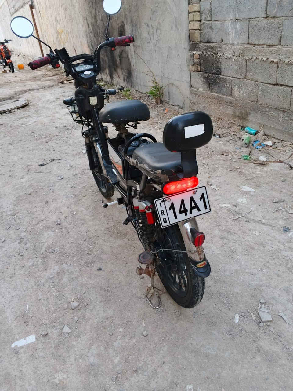 السلام عليكم دراجة شحن حجم 20 للبيع  4 بطاريات النظافة نفس الموجودة بالصور السعر 150 للتواصل على الرقم ***********   العنوان بصرة المطيحة
