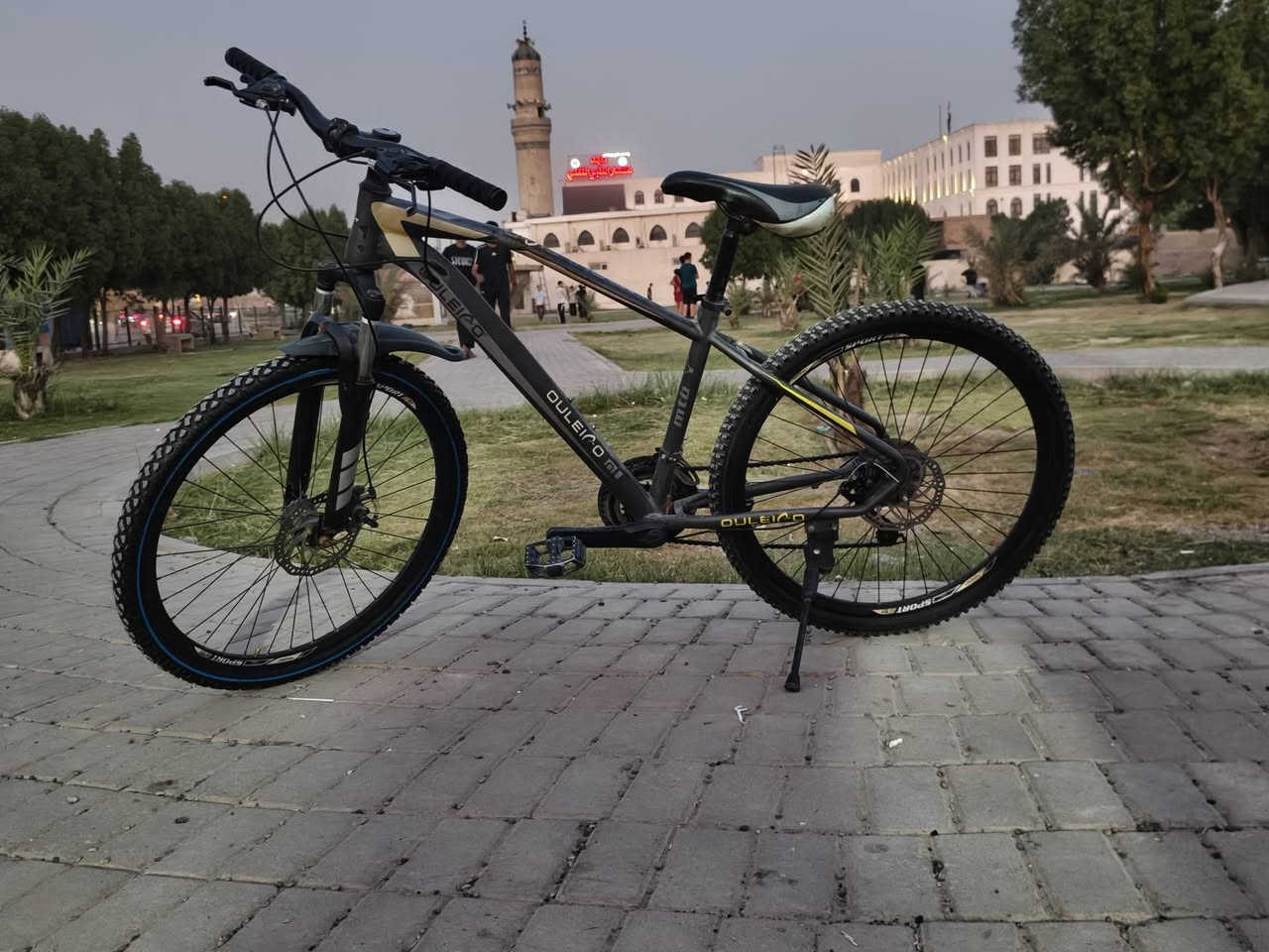 ​الماركة: OULEICO
الحالة:  بنظافة جيدة وجاهز للاستخدام مباشرةً.
​المواصفات:
​دراجة جبلية (Mountain Bike) متينة ومناسبة لكافة الطرق.
​نظام فرامل ديسك (Disk Brakes) أمامي وخلفي لقوة توقف ممتازة.
​ممتص صدمات (جامبينات) أمامي لسياقة مريحة في المطبات.
​دبلات وشاسيه قوي مع تايرات جبلية ذات ثبات عالٍ.
​السعر: [110] ألف دينار (قابل للتفاوض ).
​الموقع: [بغداد السيديه قرب تقاطع درويش]
​للتواصل والاتجاه: [***********]

