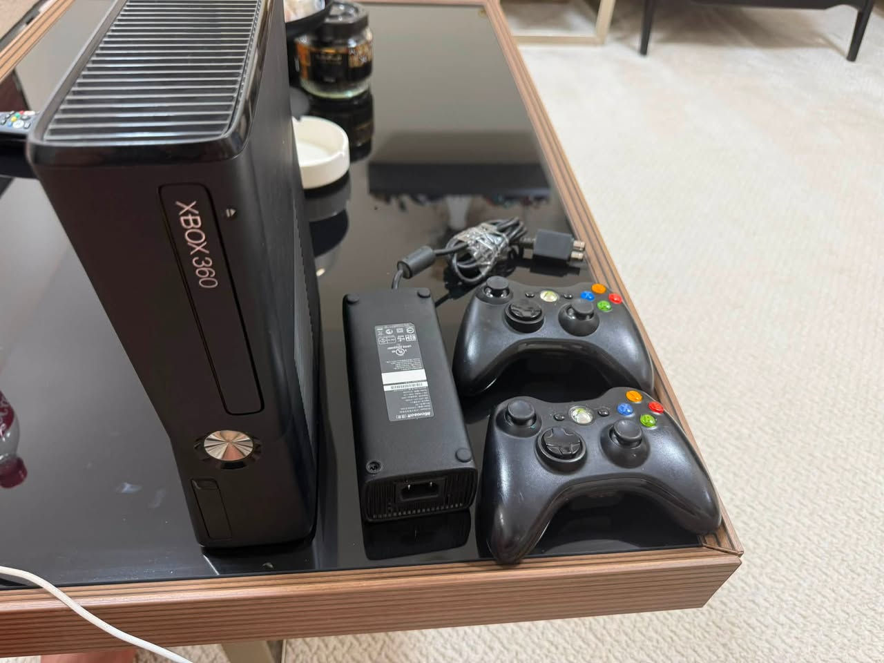 Xbox 360
ما مفتوح شرط الشغل وياه يدتين باتري مو واير قرص وكلشي شغال بي محولة وشاحنه يدات وبي طن العاب مليون لعبة منزل بي ب ١٥٠ الف قفل ١٤٩ ما ابيع 

***********
