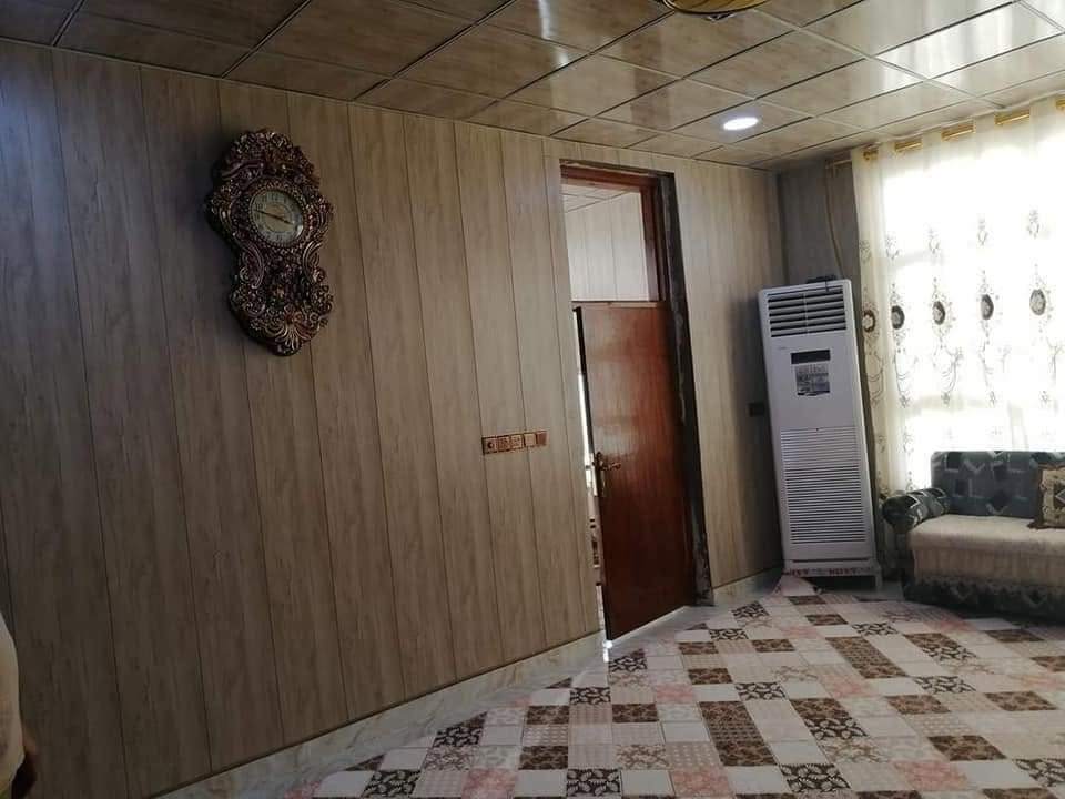 السلام عليكم

الوصف والتفاصيل✍️

دار للبيع🏠طابو صرف✍️📠للاتصال ☎️ على الرقم لطلب ومعرفه السعر  *********** 
المكان أو الموقع 🌏بعقوبة كاطون الرحمه بالقرب من جامع صهيب الرومي خلف محلات ابو رافد 

التفاصيل ..
1- مساحه ٢٤٠متر 
2- يتكون من استقبال صاله+كلدور+غرف عدد 2كبار +مطبخ حار وبارد طابق اول 
3- طابق ثاني يتكون من بيتونه كامله سيراميك +غرف عدد 2مبنيات نقص سقف فقط 
4-حمامات عدد2داخل وخارج الخارج غربي شرقي +حمام 
5البيت كله بورسلين إلى الشارع 

الخدمات🚧
1- كهرباء وطني مولد 
2- ماء+مجاري صرف صحي 
ملاحظه* التبليط 🛤️قيد الانشاء يعني تبليط ما واصل بعد بس مجاري موجوده 
نوع السند وفئته طابو صرف اصلي ✍️✍️
يبعد عن الشارع العام 700متر أو يبعد عن شارع الحولي أقل 200متر 
#بيع #عقارات
