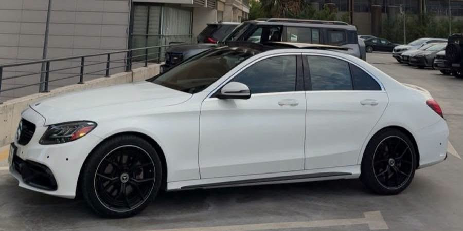 مرسيدس بنز C300 موديل 2021

الفئة: C300
المحرك: 4 سلندر 2.0 تيربو
ناقل الحركة: أوتوماتيك
الدفع: خلفي
الممشى: 100,000 كم

المواصفات:
فول مواصفات
دشبورد رقمي
شاشة وسطية
سقف بانوراما
مقاعد جلد
مقاعد كهربائية
إضاءة داخلية محيطية
كاميرا خلفية
حساسات ركن
مثبت سرعة
دخول وتشغيل ذكي
نظام قيادة متعدد
Body Kit AMG 63 جديد

حالة السيارة:
سرقة دعاميات فقط
الجاملغ الخلفي بيه ضربة بسيطة جدًا، بارد فقط

الموقع: بغداد، المنصور
رقم الهاتف: ***********
متوفر اتصال وواتساب
