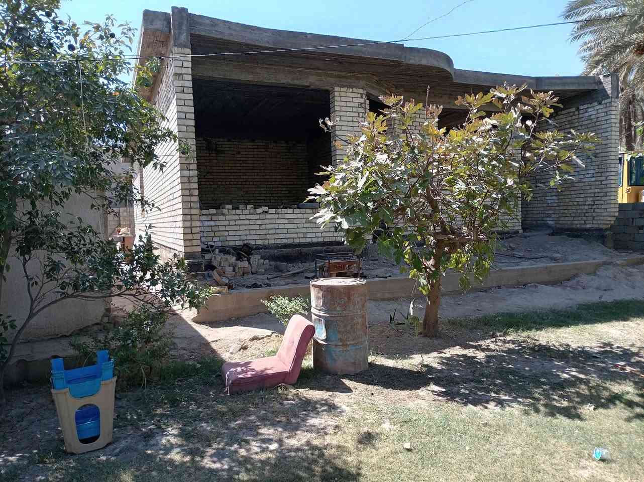 إخوان سلام عليكم بيت مساحه ١٥٠ صافي من دون المماشي والحديقة زراعي مكان محموديه قريه المعامره متكون من غرفتين نوم وصاله ومطبخ ومضيف وحمام  متوفر جميع الخدمات عل شارع تبليط السعر خاص ***********
