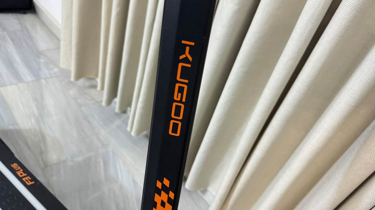 🔥 سكوتر KUGOO F3 PLUS الكهربائي – القوة والأداء العالي! 🔥
إذا كنت تبحث عن سكوتر قوي، مريح، ومناسب للمشاوير الطويلة واليومية، فهذا الخيار المثالي لك!
⚡ المواصفات الفنية والأداء:
 المحرك: محرك قوي بقوة 1000W (يصل العزم الأقصى إلى أداء عالي جداً).
 السرعة القصوى: تصل إلى 50 كم/ساعة مع أربعة أوضاع قيادة متدرجة.
 البطارية: بطارية ليثيوم ضخمة 48V / 20.8Ah.
 المدى (المسافة): يقطع مسافة تصل من 50 إلى 80 كم الشحنة الواحدة (حسب السرعة والوزن).
 منفذ الشحن: يدعم مدفئ دبل شحن (Dual Charging Ports) لتقليل وقت الشحن للنصف.
🛠️ الراحة والأمان:
 أنظمة الفرامل: فرامل ديسك أمامي وخلفي مزدوجة + نظام E-ABS إلكتروني لمنع الانزلاق.
 الممتصات (المساعدات): نظام تعليق وممتص صدمات هيدروليكي/زنبركي أمامي وخلفي قيادي متطور لمنحك قيادة سلسة حتى على الطرق الناعمة أو الخشنة.
 الإطارات: تيوبلس (Tubeless) عريضة مقاس 10 إنش مقاومة للثقوب.
 الحمولة القصوى: يتحمل وزن حتى 130-135 كغم.
🔒 التكنولوجيا والذكاء:
 شاشة عرض LED كبيرة: لتعقب السرعة، مستوى البطارية، والمسافة.
 الحماية والتشغيل: كارت NFC للفتح الذكي + إمكانية القفل برقم سري (Password).
 منفذ USB (Type-C): لشحن هاتفك المحمول أثناء القيادة.
 الإضاءة: كشاف أمامي LED قوي + إشارات جانبية (فلشرات) + إضاءة خلفية للفرامل + إضاءة جانبية أنيقة.
 التصميم: هيكل ألومنيوم قوي وقابل للطي بسهولة للتخزين والنقل.
📍 حالة السكوتر: [جديد / مستعمل بحالة ممتازة] (مكاني بغداد الدوره)
💰 السعر: [900الف
📞 للتواصل والطلب: [***********واتساب]
