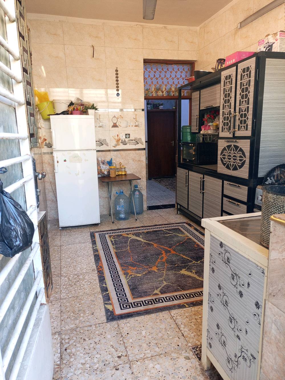 بيت للبيع مساحته 100 متر زراعي مربع مكانه بلامين الثانيه السده الثانيه ع صعده قريب من المدرسة الاهليه در السلام يحتوي ع صاله واستقبال ومطبخ وغرفه وباقي الخدمات للتواصل خاص او ع رقم ***********