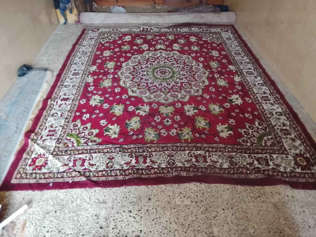 زوالي ٣×٤ • حمره بيها شق • يحتاج غسل
