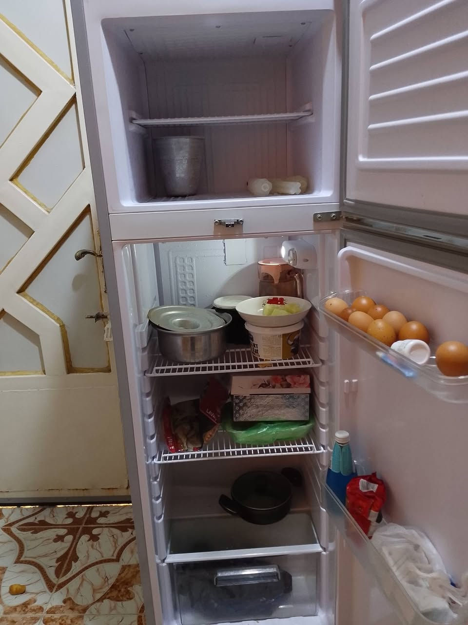 ثلاجه وسط نضيف جدا للبيع الكوت الشهداء الاتصال على رقم ٣٥٠ تستاهل اليشتريه ***********
