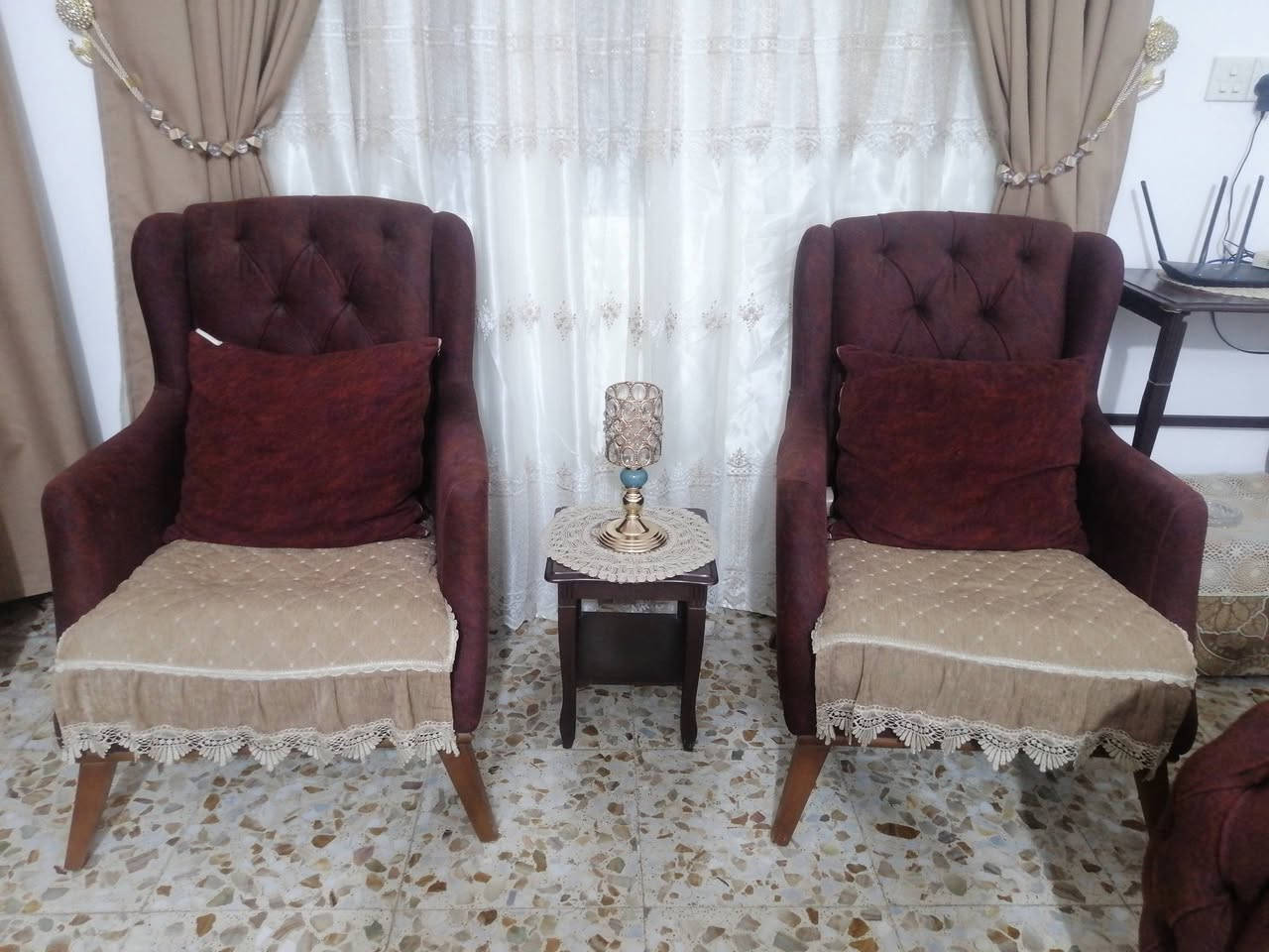 تخم للبيع ١٠ مقاعد تركي خشب زان كلش نظيف سبب البيع جبير على الصاله مكاني صغير أخذته ب مليون وشويه او أريده ب٥٠٠ للاتصال الرقم ***********
