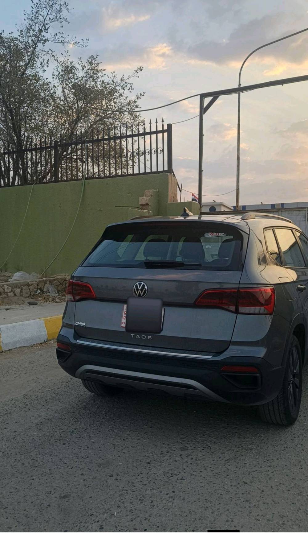 للبيع: فولكس فاجن تاوس (Volkswagen Taos S) موديل 2024 بحالة ممتازة
* الموديل: 2024 (تاريخ الصنع 03/2024)
 * المسافة المقطوعة: 59 ألف كيلو متر
 * المحرك: 1.5L تيربو – نشط واقتصادي جداً (158 حصان)
 * نظام الدفع: أمامي (FWD)
 * الجنوط والإطارات: قياس 17 بلاد (215/55 R17)
 * حالة السيارة: وارد أمريكي، الضرر (بَنيد مصبوغ فقط)، والسيارة جاهزة من كلشي وما تحتاج أي مصروف.
 * المرقمية: تترقم أربيل
 * المكان: تكريت
السعر: 155 ورقة ($15,500) وبيه مجال للشراي الجاد.
للتواصل والاستفسار يرجى الاتصال على الرقم: ***********