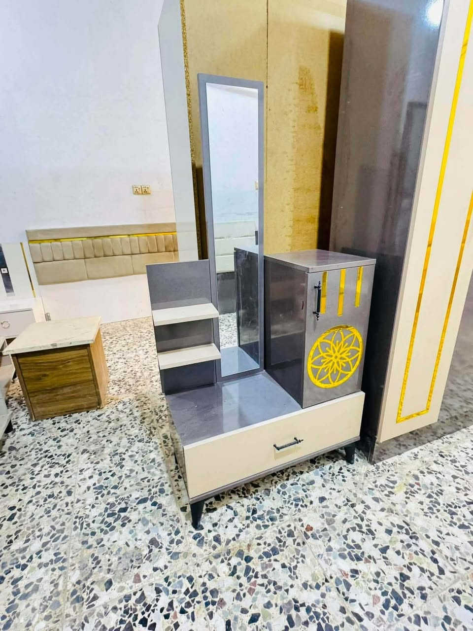 غرفه 5 قطع بيبان نضافه 100‎%‎ سعرهه 400 الف
مكانها نجف شراي سكرين وعل واتساب يراسلني 
***********
